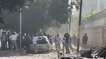 Noida में बवाल, सैलरी हाइक ना होने पर सड़क पर उतरे कर्मचारी, गाड़ियों में तोड़-फोड़ से लेकर पत्थरबाजी, जानें कौन से रास्तों पर असर