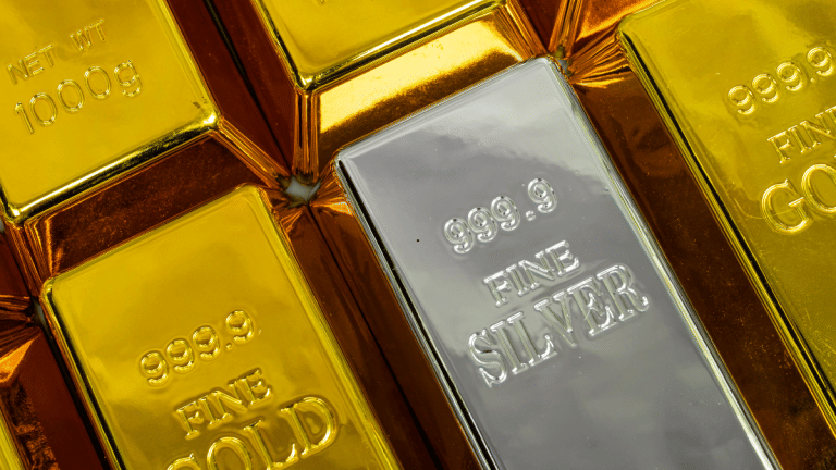 Gold Price 5 May: सोना ₹1.50 लाख के पास, चांदी ₹2,43,800 पर फिसली, जानिए बाजार में ये उलटफेर क्यों