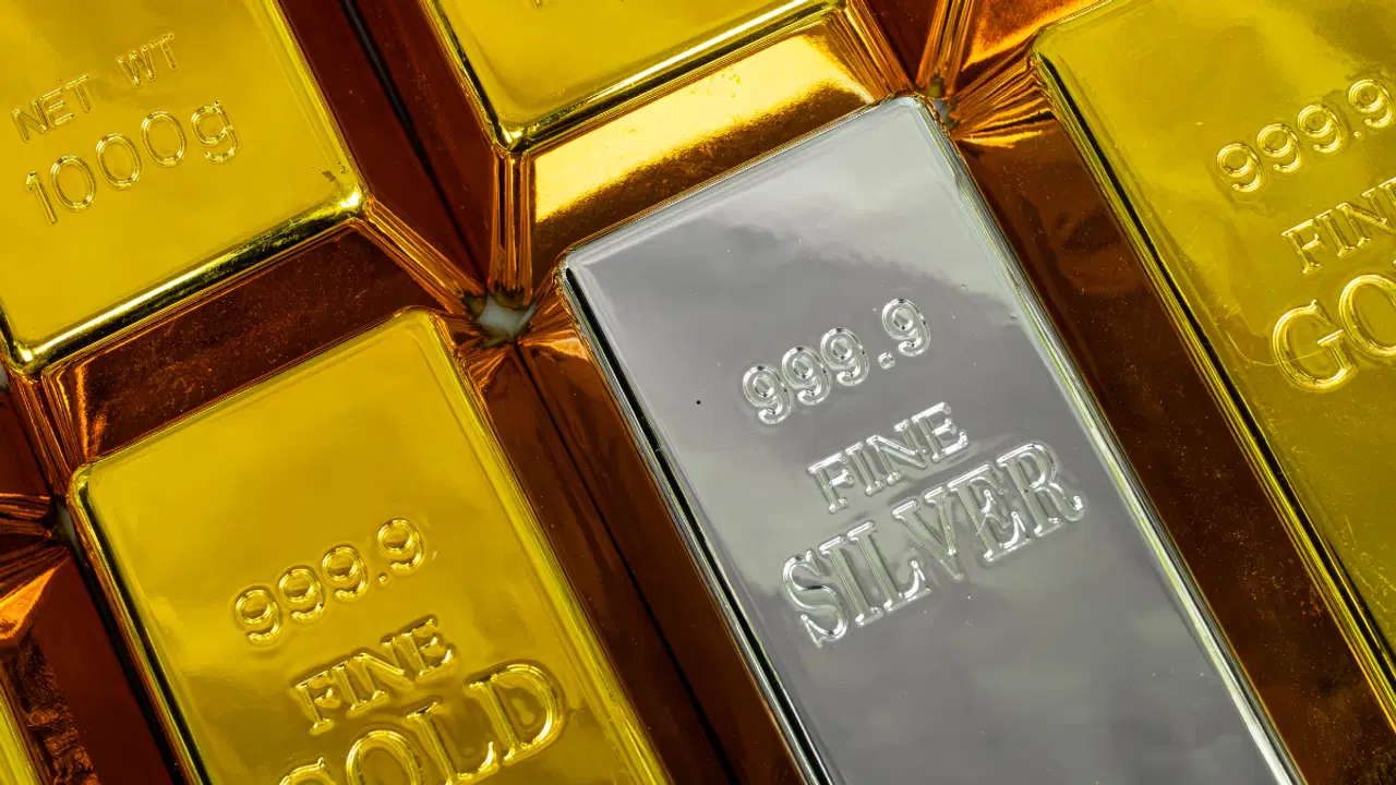 Gold Rate Today: सोने की कीमत पर दबाव, चांदी 1 फीसदी टूटी; US Yield 18 साल के हाई पर Gold Rate Today: सोने की कीमत पर दबाव, चांदी 1 फीसदी टूटी; US Yield 18 साल के हाई पर