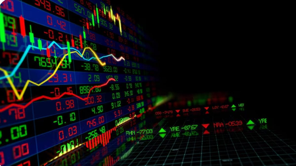 आपदा में अवसर तलाश रहे म्यूचुअल फंड्स! 16 महीने के निचले स्तर पर कैश होल्डिंग, रिकॉर्ड खरीदारी का संकेत