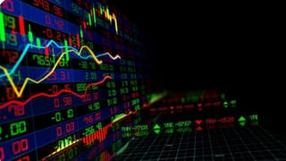 आपदा में अवसर तलाश रहे म्यूचुअल फंड्स! 16 महीने के निचले स्तर पर कैश होल्डिंग, रिकॉर्ड खरीदारी का संकेत