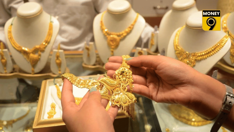 कीमतें गिरने के डर से भारतीयों ने बेचा 50 टन पुराना सोना, 43% बढ़ी बिक्री…क्या अब क्रैश होगा गोल्ड?