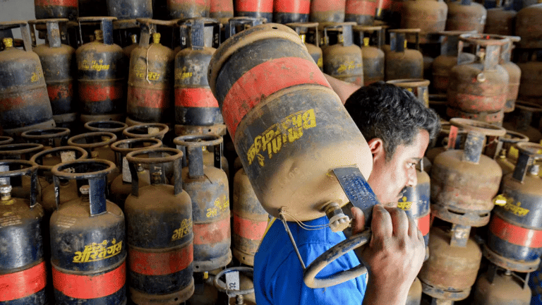 रसोई गैस सिलेंडर हुआ महंगा, आज से इतने रुपये बढ़ गई LPG की कीमत; ऐसे ग्राहकों को लगेगा झटका