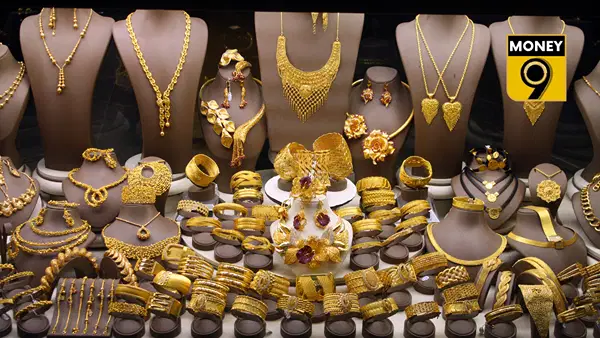 Gold Price Outlook: सोने की कीमतें रिकॉर्ड ऊंचाई से 26% नीचे, क्या दिवाली तक फिर से महंगा होगा गोल्ड? Gold Price Outlook: सोने की कीमतें रिकॉर्ड ऊंचाई से 26% नीचे, क्या दिवाली तक फिर से महंगा होगा गोल्ड?