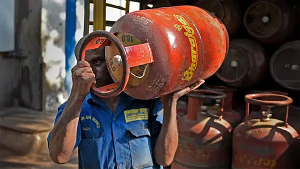 रसोई गैस ₹29 महंगी, दिल्ली में अब 942 रुपये का मिलेगा घरेलू LPG सिलेंडर; 3 महीने में दूसरी बढ़ोतरी रसोई गैस ₹29 महंगी, दिल्ली में अब 942 रुपये का मिलेगा घरेलू LPG सिलेंडर; 3 महीने में दूसरी बढ़ोतरी
