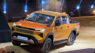 दुनिया को मिल रहे प्रीमियम फीचर्स, भारत में क्यों नहीं? Toyota Hilux पर उठे सवाल