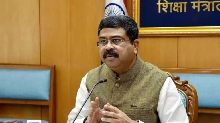 जंतर-मंतर पर प्रदर्शन के बीच धर्मेंद्र प्रधान का बड़ा फैसला, केंद्रीय शिक्षा मंत्री के पद से दिया इस्तीफा
