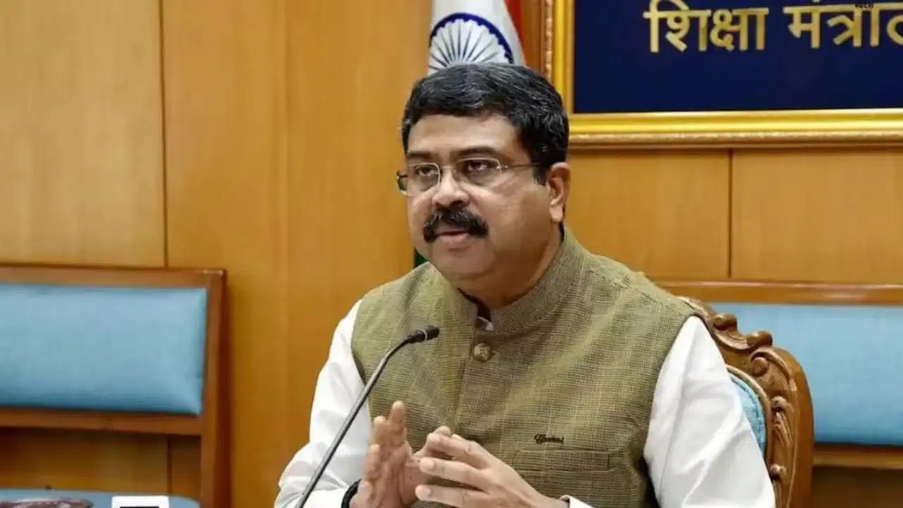 जंतर-मंतर पर प्रदर्शन के बीच धर्मेंद्र प्रधान का बड़ा फैसला, केंद्रीय शिक्षा मंत्री के पद से दिया इस्तीफा