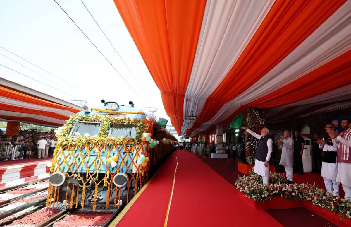 पटरी पर उतरी देश की पहली हाइड्रोजन ट्रेन, PM मोदी ने दिखाई हरी झंडी, जानें किराया, रूट समेत सभी खासियत पटरी पर उतरी देश की पहली हाइड्रोजन ट्रेन, PM मोदी ने दिखाई हरी झंडी, जानें किराया, रूट समेत सभी खासियत