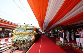 पटरी पर उतरी देश की पहली हाइड्रोजन ट्रेन, PM मोदी ने दिखाई हरी झंडी, जानें किराया, रूट समेत सभी खासियत