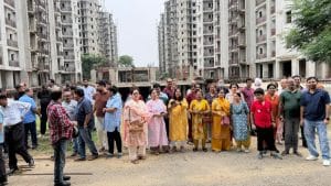करोड़ों की कमाई लगाकर भी घर नहीं मिला, Sare Spring View Heights के खरीदारों का प्रदर्शन