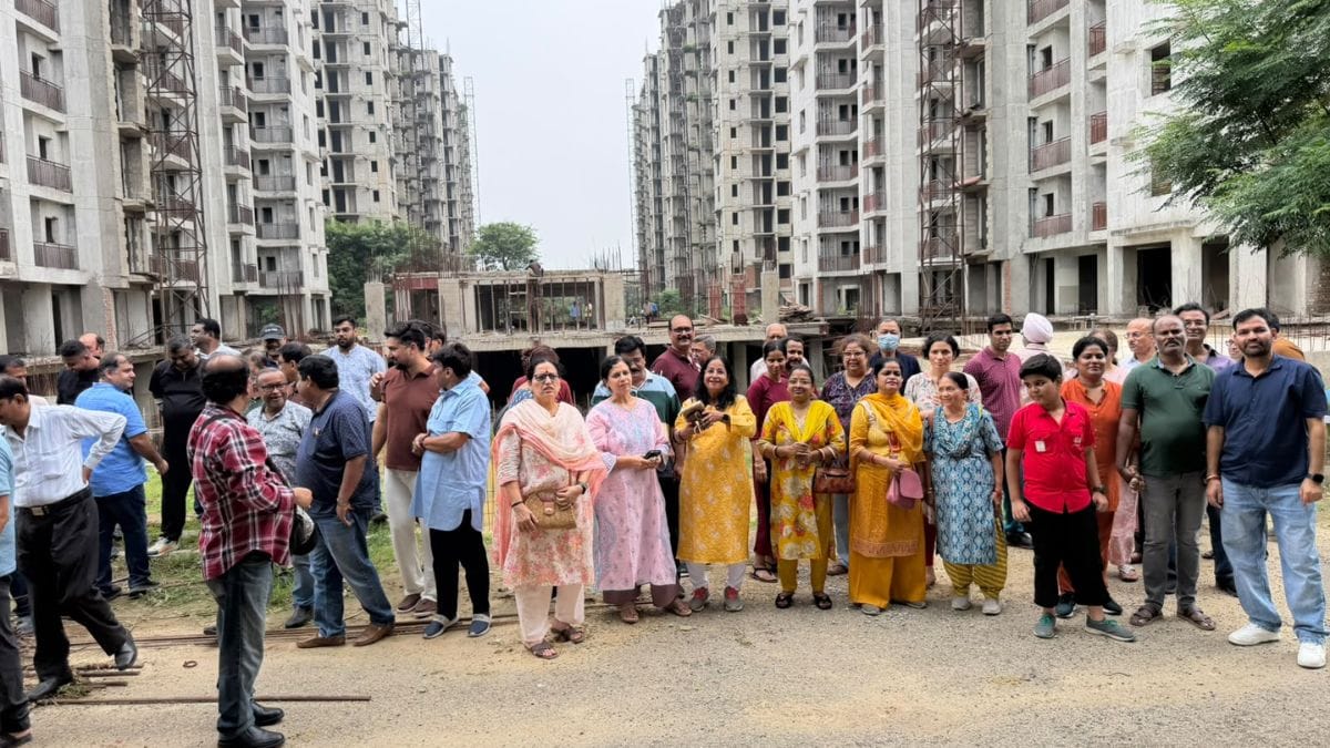 करोड़ों की कमाई लगाकर भी घर नहीं मिला, Sare Spring View Heights के खरीदारों का प्रदर्शन