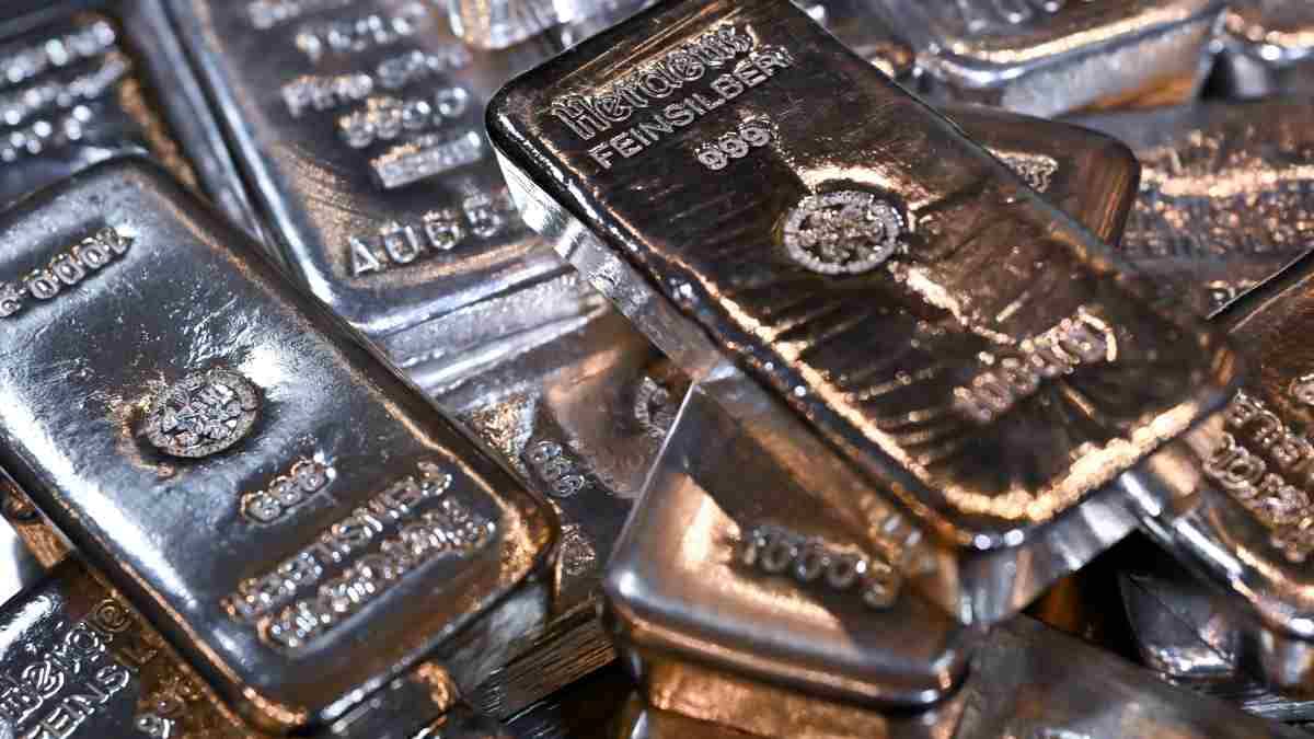 Silver Prices: फीकी पड़ी चांदी की चमक! इस साल 23% तक गिरे दाम, ये है वजह Silver Prices: फीकी पड़ी चांदी की चमक! इस साल 23% तक गिरे दाम, ये है वजह