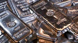 Silver Prices: फीकी पड़ी चांदी की चमक! इस साल 23% तक गिरे दाम, ये है वजह