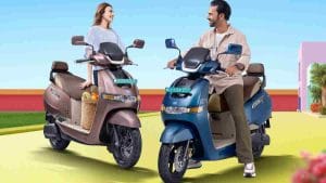 सिंगल चार्ज में 114km तक दौड़ेगा ये इलेक्ट्रिक स्कूटर! TVS ने लॉन्च किया iQube का 2.3kWh वेरिएंट
