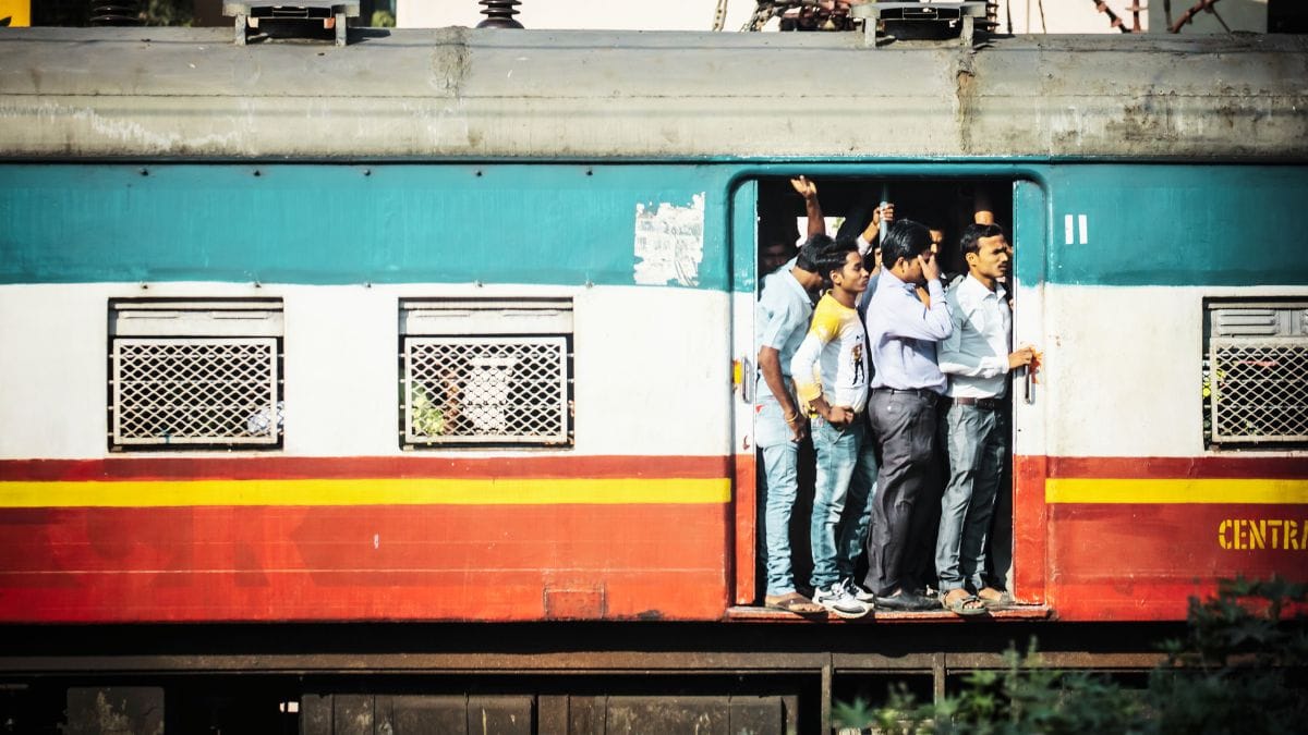 रिजर्व टिकट होते हुए भी बूढे़ मां-बाप को नहीं मिली ट्रेन में सीट, बेटे ने ठोका केस फिर ऐसे मिले 50,000 रुपए