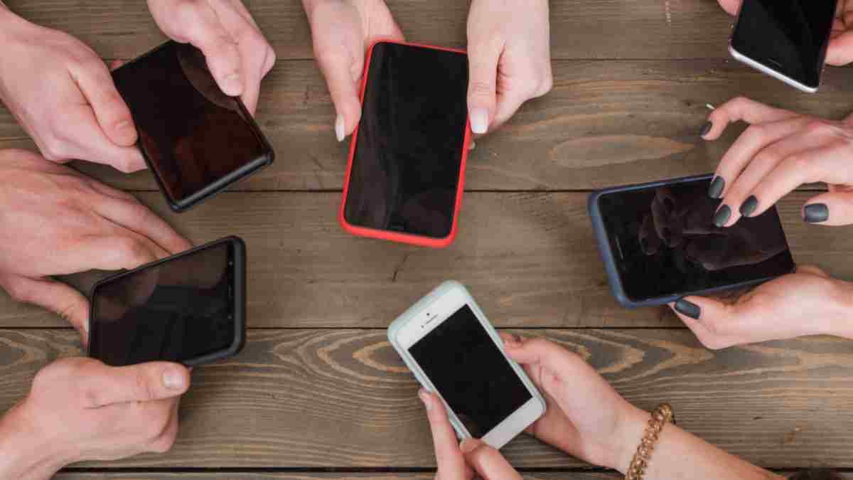 भारत में घट रहा चीनी स्मार्टफोन्स का दबदबा! 8 साल के निचले स्तर पर खिसका मार्केट शेयर, ये है वजह