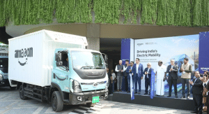 Amazon और Tata Motors की बड़ी साझेदारी, भारत में चलेंगे 3,000 इलेक्ट्रिक ट्रक; दिल्ली में पहले जत्थे को दिखाई हरी झंडी