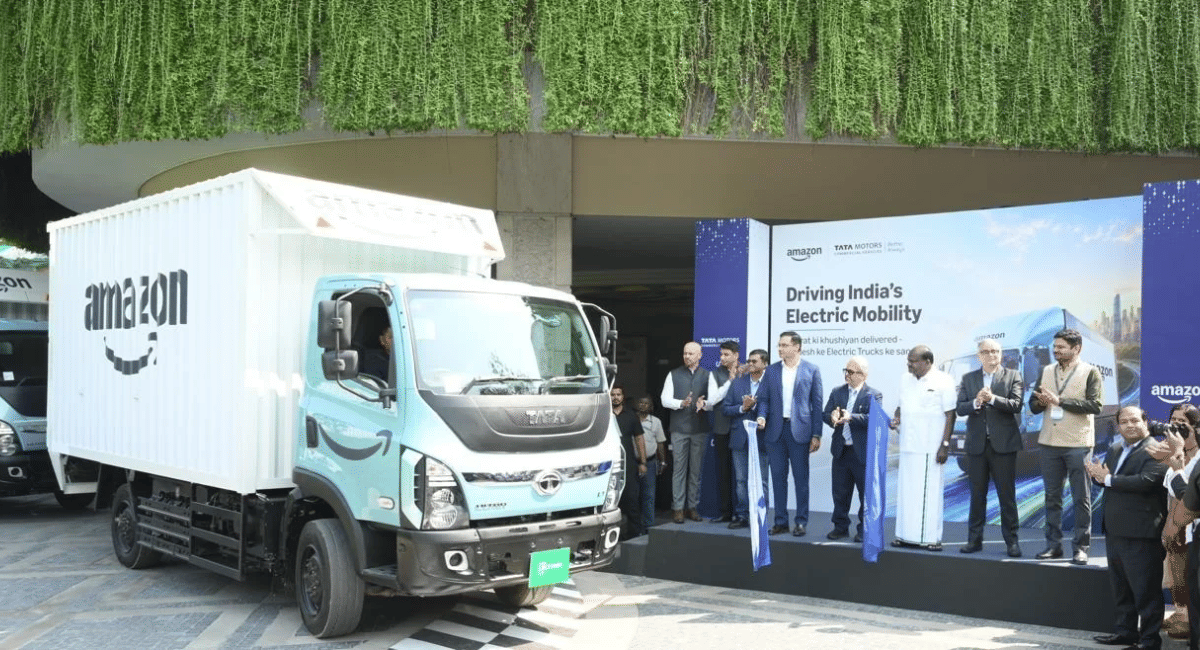 Amazon और Tata Motors की बड़ी साझेदारी, भारत में चलेंगे 3,000 इलेक्ट्रिक ट्रक; दिल्ली में पहले जत्थे को दिखाई हरी झंडी