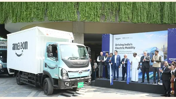 Amazon और Tata Motors की बड़ी साझेदारी, भारत में चलेंगे 3,000 इलेक्ट्रिक ट्रक; दिल्ली में पहले जत्थे को दिखाई हरी झंडी Amazon और Tata Motors की बड़ी साझेदारी, भारत में चलेंगे 3,000 इलेक्ट्रिक ट्रक; दिल्ली में पहले जत्थे को दिखाई हरी झंडी