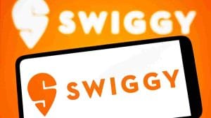 Swiggy के शेयरों में उथल-पुथल! 50% से ज्यादा टूटने के बाद क्या अब भी गिरावट है बाकी?